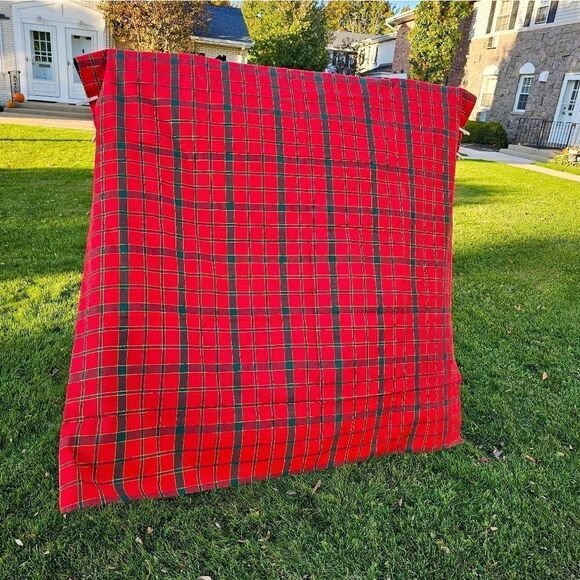 Y2K Holiday Plaid Tablecloth W. Gold Metallic Thread Detail. - Picture 4 of 15